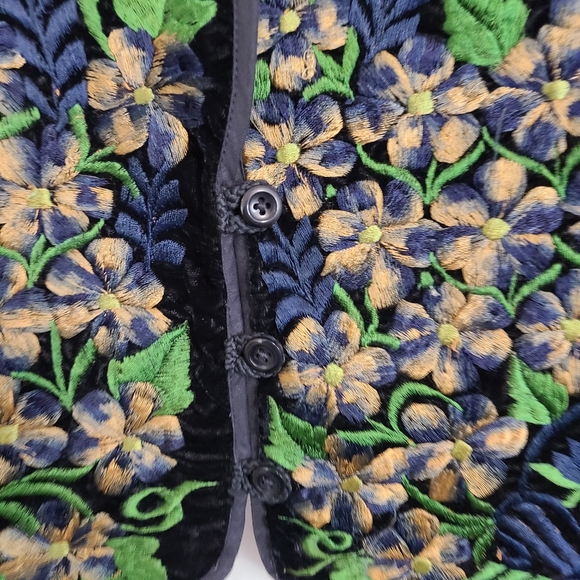 Hungarian Woman's Embroidered Outer Vest, Size: Medium Color: Floral - Picture 6 of 14